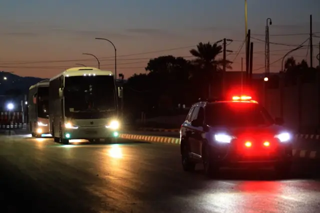سيارة شرطة وحافلتان.