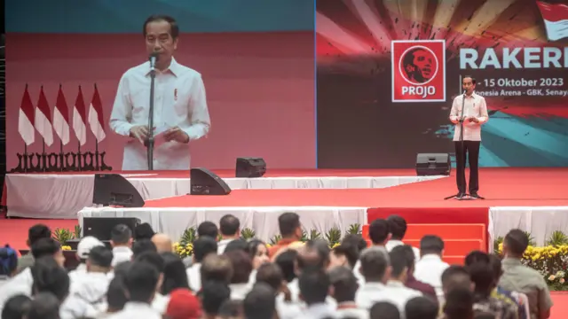 Presiden Joko Widodo memberikan sambutan dalam Rakernas VI Projo di Indonesia Arena GBK, Jakarta, Sabtu (14/10).