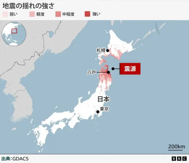 地震の揺れの強さを示す日本の地図。弱い、軽度、中程度、強いの4分類が、色の濃さの違いで示されている。濃いほど揺れが強く、青森県・八戸あたりが最も色が濃い。太平洋沖が震源とされている