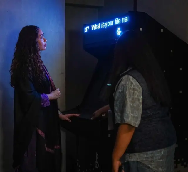 মঙ্গলবার দৃক গ্যালারিতে গিয়েছিলেন জাইমা রহমান