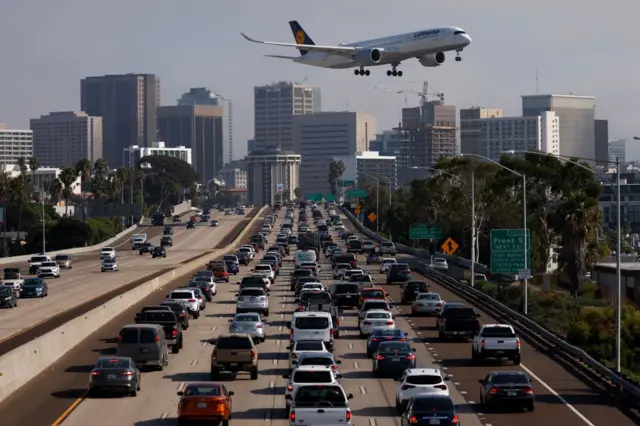 Un Airbus A350-941 de Lufthansa se acerca al Aeropuerto Internacional de San Diego para aterrizar y sobrevuela la Instestatal 5, con un denso tráfico de la tarde, el 4 de octubre de 2024.
