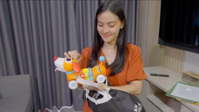 Shelvia selalu membawa satu koper berisi baju, mainan, dan buku cerita kesayangan anaknya kemana pun dia pergi. 