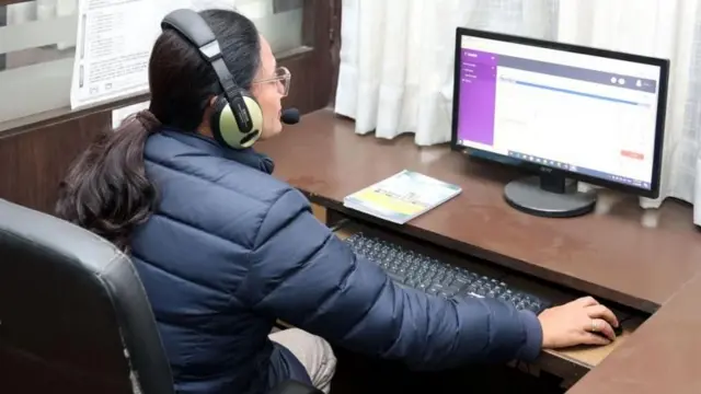 निर्वाचन आयोगको कार्यालयमा एक अधिकारी 