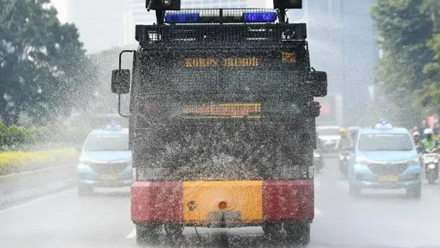 Penyemprotan jalan untuk kurangi polusi