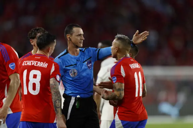 Jugadores de Chile protestan al árbitro