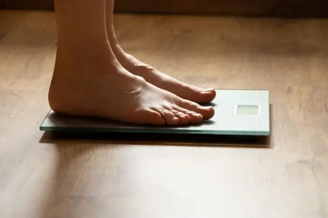 Pés sobre uma balança