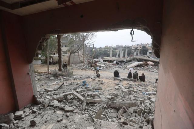 مبنى مدمر بعد الغارة الجوية الإسرائيلية في خان يونس، غزة في 29 مارس 2024