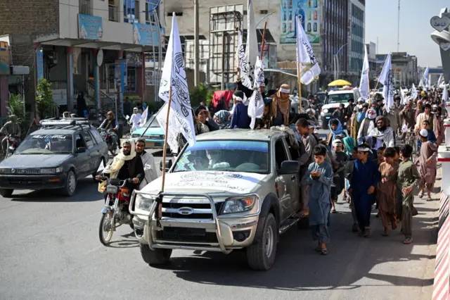 حامیان طالبان در جاده‌های قندهار در جنوب افغانستان 