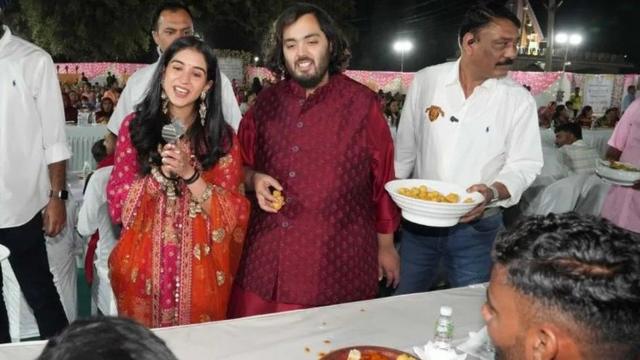 Ông Anant Ambani và bà Radhika Merchant trong bữa tối tổ chức cho người dân địa phương