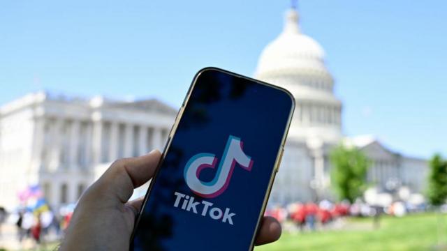Un teléfono con TikTok frente al Capitolio de EEUU