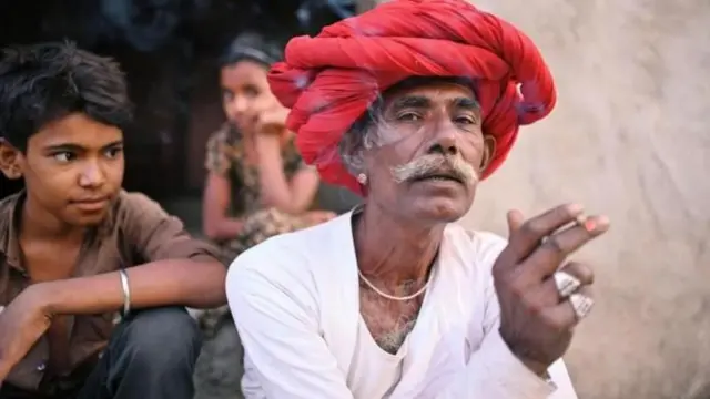 बिडी ओढणारा भारतीय व्यक्ती 