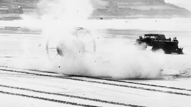 El Panjandrum consistía en una enorme rueda de Catalina con cohetes encima, que va rodando hacia donde sea hasta detonar con una enorme carga