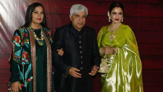 जावेद अख़्तर (सेंटर) के 75वें जन्मदिन समारोह में शबाना आज़मी (बाएं) और रेखा (दाएं)