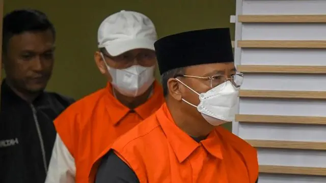 Petugas menggiring Gubernur Bengkulu Rohidin Mersyah (kanan) dan Sekda Provinsi Bengkulu Isnan Fajri (tengah) menuju ruang konferensi pers penetapan dan penahanan tersangka operasi tangkap tangan (OTT) KPK di Gedung Merah Putih, KPK, Jakarta, Minggu (24/11/2024).