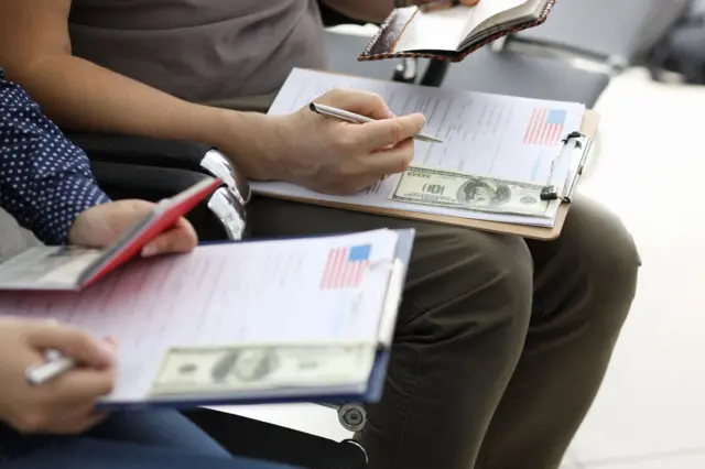 બીબીસી ગુજરાતી ભારત અમેરિકા ગુજરાત યુએસ સ્ટુડન્ટ વિઝા ડોનાલ્ડ ટ્રમ્પ દૂતાવાસ ઈમિગ્રેશન એપૉઈન્ટમેન્ટ