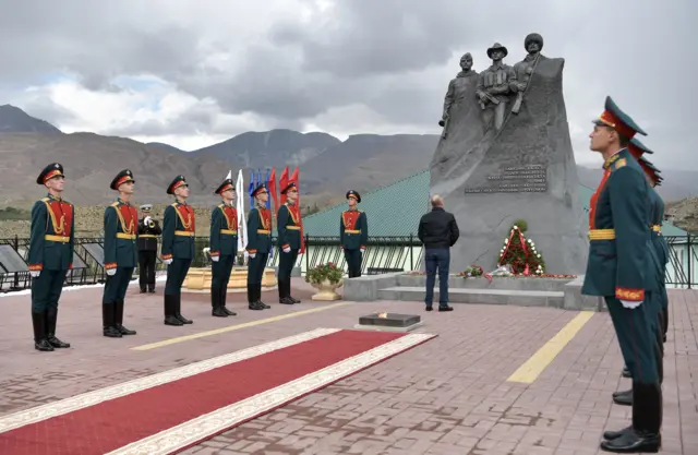कुठल्याही सार्वजनिक कार्यक्रमात पुतिन यांच्या अवतीभवतीचं वातावरण हे कायम नीटनेटकं आणि सुनियोजित दिसतं.