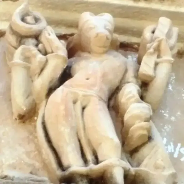 খাজুরাহোর মন্দিরে মহিষাসুরের মূর্তি