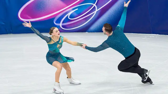 Анастасия Метелкина и её партнёр Лука Берулава из сборной Грузии выступают в парном катании во второй день зимних Олимпийских игр 8 февраля 2026 года в Милане, Италия