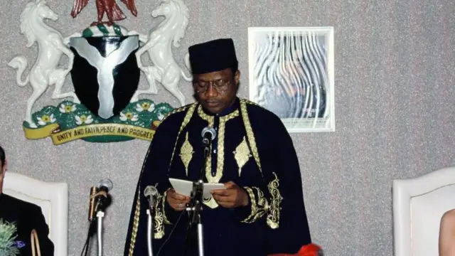 Ibrahim Badamasi Babangida banyere n'ọrụ ndịagha Naịjirịa n'ọnwa Disemba afọ 1962, mgbe ọ gara ọzụzụ na Nigerian Military Training College dị na Kaduna.