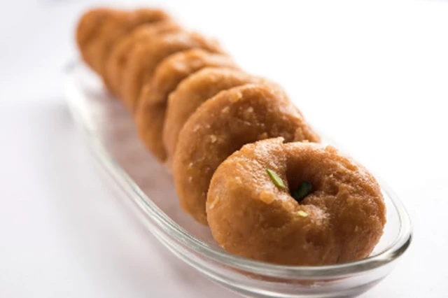 접시에 담긴 도넛