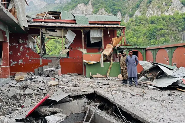 Pakistan askerleri Muzaffarabad'da vurulan bir camideki yıkımı inceliyor