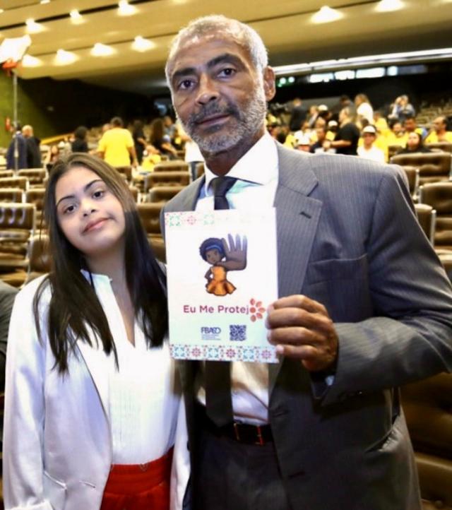 O senador Romário ao ladosky bet netsua filha Ivy segurasky bet netuma das mãos a cartilha ‘Eu Me Protejo’ (Data da foto: 21/03/2023)