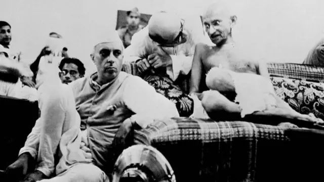 गवालिया टँक मैदानात व्यासपीठावर महात्मा गांधींसोबत नेहरू आणि महादेवभाई देसाई