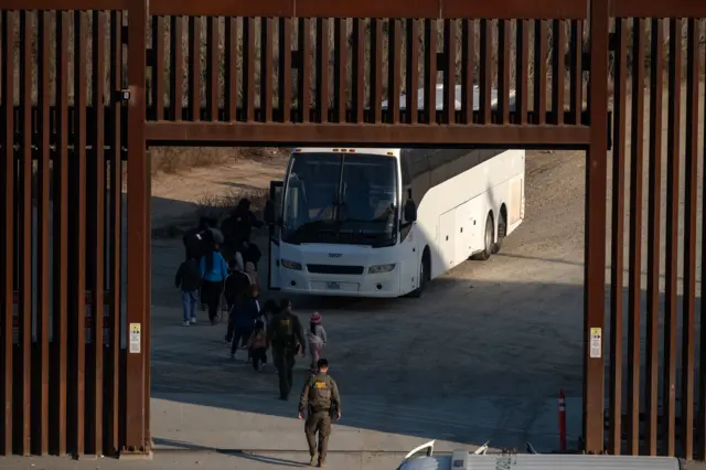 Migrantes siendo trasladados por la Patrulla Fronteriza en San Diego, California, el 20 de enero de 2025.