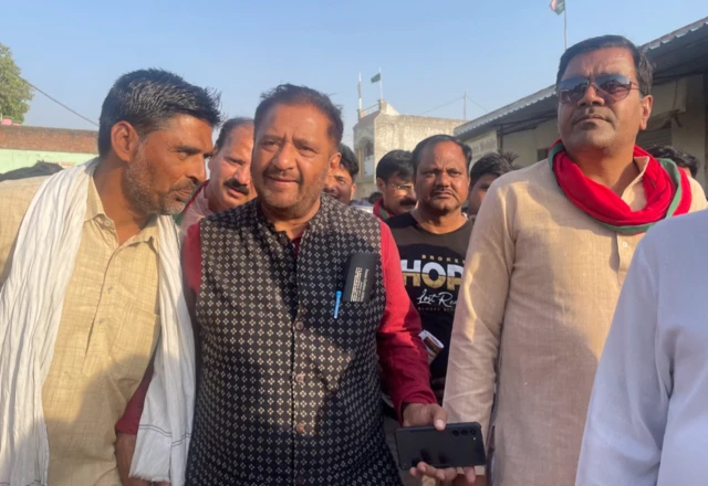 समर्थकों के बीच प्रवीण सिंह एरोन