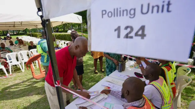 Mpụtara ntuliaka ọkwa onyeisiala Naịjirịa kpatara ọtụtụ okwu dịka ụfọdụ pati kwuru na ha ekweyeghiri usoro e ji mee ntuliaka.