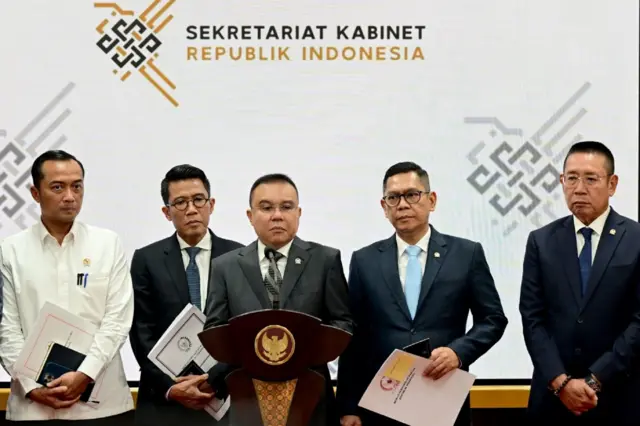 Ketua Komisi XI DPR Mukhamad Misbakhun (kedua dari kiri) bersama perwakilan pimpinan DPR lainnya memberikan keterangan pers setelah menemui Presiden Prabowo Subianto di Istana Merdeka, Jakarta, Kamis (5/12).