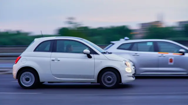 Samochód Fiat 500 i taksówka