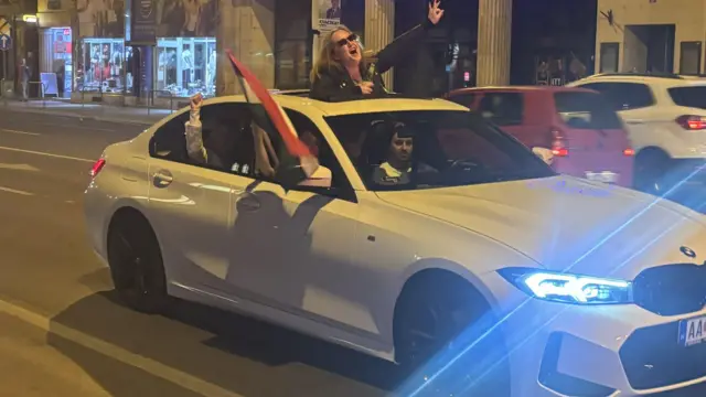 Các bữa tiệc ăn mừng nổ ra khắp Budapest khi người dân Hungary ăn mừng sự sụp đổ của Orbán