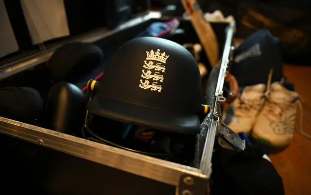 क्रिकेट वर्ल्ड कप : गतविजेत्या इंग्लंडच्या धक्कादायक घसरणीचं काय कारण आहे?