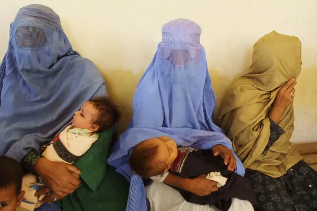 ایک طویل عرصے سے بڑی تعداد میں افغان مریض علاج کے لیے پشاور کے سرکاری اور نجی ہسپتالوں کا رخ کرتے رہے ہیں۔ مگر سرحد پر سفری دستاویز کی کڑی شرائط کی وجہ سے اب انھیں پاکستان آنے میں مشکلات کا سامنا ہے