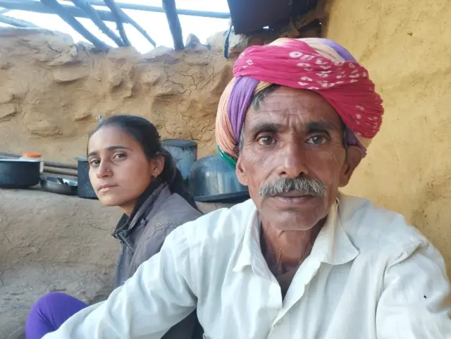 बाबू सिंह अपनी बेटी के साथ