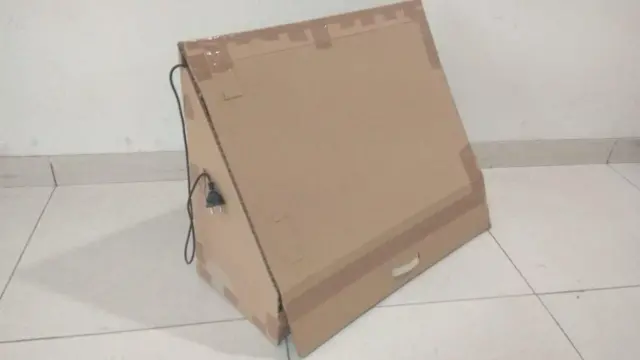 दुर्गन्ध उत्पन्न गर्ने ब्याक्टेरिया मार्न यूभीसी ट्यूबलाइट जडान गरिएको दुई जोडी जुत्ता राख्ने र्‍याकको ढाँचा 