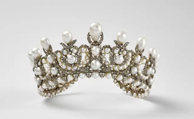 Una tiara de oro con incrustaciones de diamantes y perlas robada del Louvre.