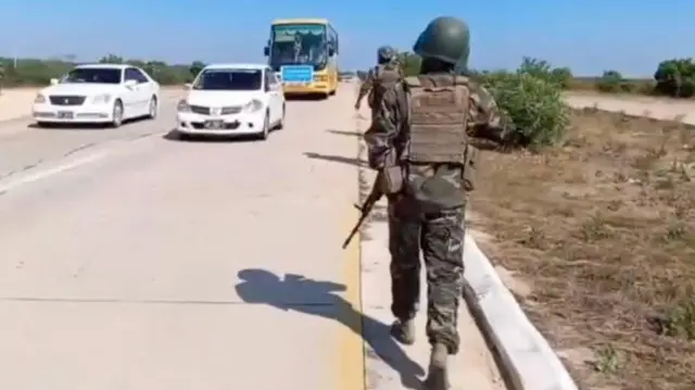 ဒီဇင်ဘာ ၂၃ ရက်တုန်းက ရန်ကုန် - မန္တလေးအမြန်လမ်း မိုင်တိုင် ၃၁၈ မှာ ခရီးသည်ပြည်သူတွေနဲ့ တွေ့ဆုံခဲ့တဲ့ မြင်းခြံခရိုင်ပြည်သူ့ကာကွယ်ရေးတပ်တွေမြင်ကွင်း 