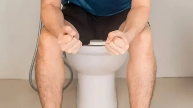 کموڈ پر دیر تک بیٹھنے سے پرہیز کریں اور زور نہ لگائیں