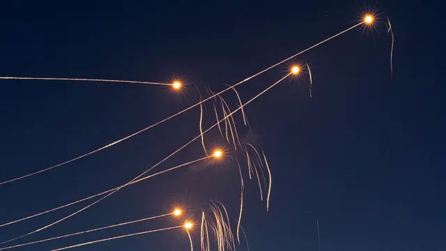 हमासने डागलेली क्षेपणास्त्रे इस्रायलने आपल्या डोम सिस्टिमद्वारे नष्ट केली.