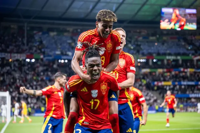 Nico y Lamine celebran