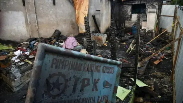 Kondisi rumah wartawan yang hangus dilalap api di Kabanjahe, Karo, Sumatera Utara, Selasa (2/07/2024).