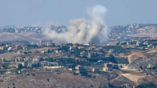 Fumaça saindo do local2 up bettingum ataque aéreo israelense que teve como alvo vilarejos do sul do Líbano.