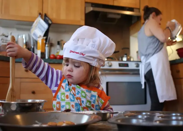 Un enfant dans la cuisine