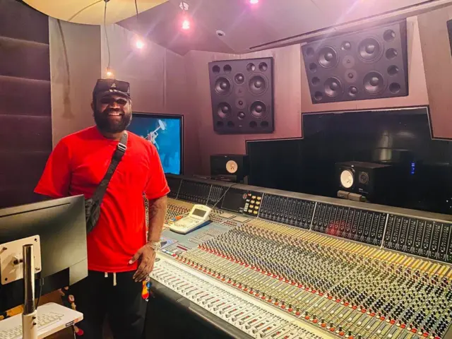 "මේ තනුව මගේ ම නිර්මාණයක්. කිසි ම සංගීතයක් අනුසාරයෙන් මේ තනුව නිර්මාණය කළේ නැහැ.