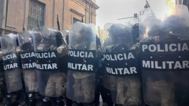 قوات من الشرطة العسكرية ترابط خارج القصر الرئاسي في لاباز عقب المحاولة الانقلابية