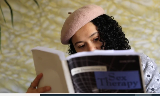 شابة تقرأ في كتاب