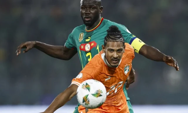 Haller au duel avec le défenseur sénégalais Kalidou Koulibaly