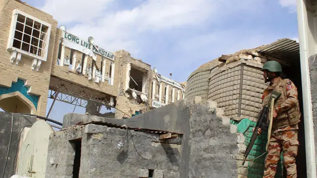 چمن میں پاک افغان سرحد پر کھڑا پاکستانی فوجی